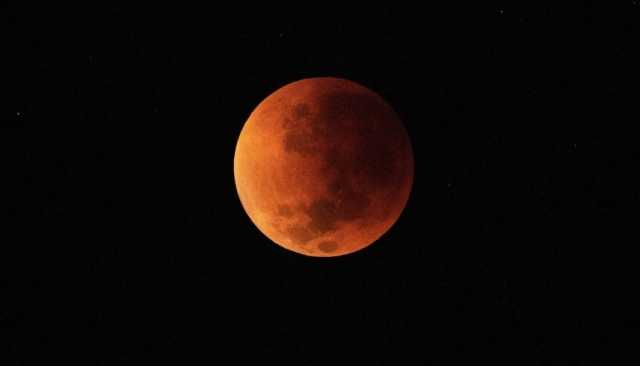 خسوف كلي يخفي بدر رمضان في هذا الموعد