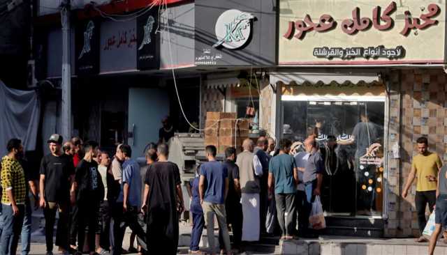 طوابير الخبز والمياه المالحة.. الحصار الإسرائيلي يعيد غزة إلى الوراء