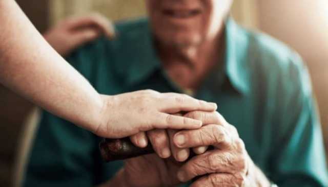 تحت تأثير ألزهايمر.. مسن يطعن ابنه وينسى الجريمة بعد لحظات