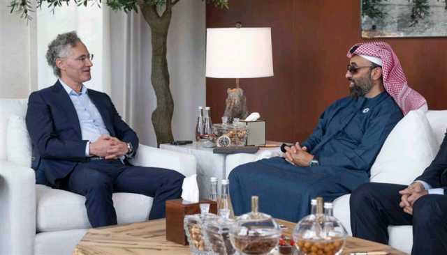 طحنون بن زايد: الذكاء الاصطناعي يشهد تطوراً متسارعاً يعيد تشكيل مستقبل التكنولوجيا