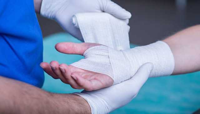 لعبة مريبة تدفع 40 طالباً لقطع شرايين أيديهم.. فهل عاد 'الحوت الأزرق'؟