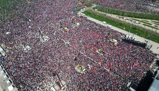 اسطنبول.. مئات الآلاف يتحدون القمع الحكومي في مظاهرة حاشدة