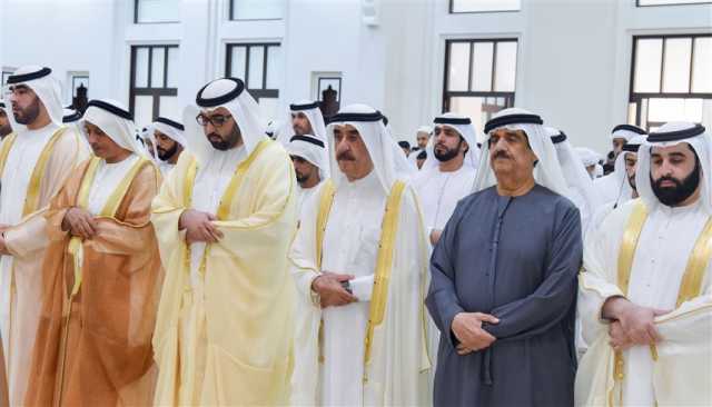 حاكم أم القيوين يؤدي صلاة عيد الفطر بمسجد الشيخ أحمد بن راشد المعلا