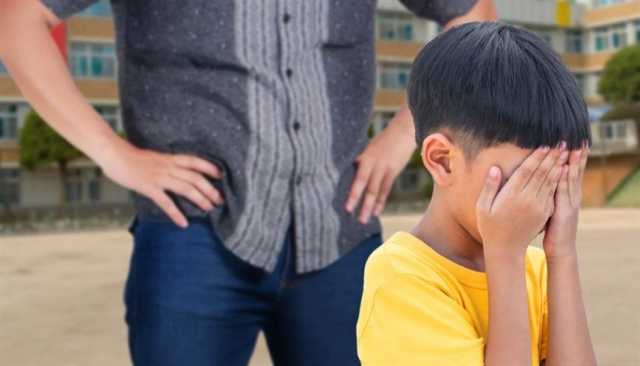 خاطب مُعلمه باسمه.. فصفعه 9 مرات