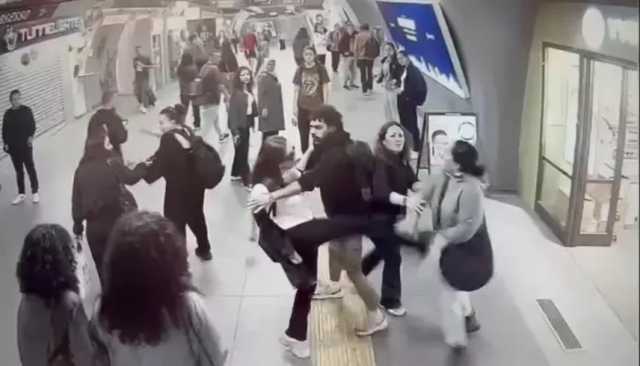 فيديو: مشاجرة نسائية عنيفة تشعل محطة مترو في تركيا