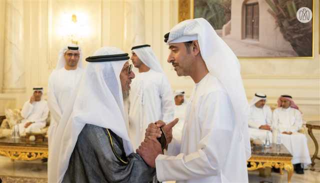 هزاع بن زايد يؤدي صلاة عيد الفطر ويستقبل المهنئين