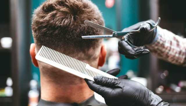 مداهمات لمحلات حلاقة تركية في بريطانيا.. ما السبب؟