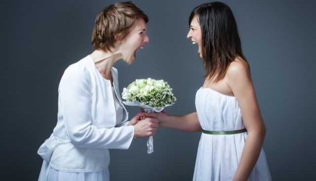 عشاء يتحول لمعركة.. عروس تُصدم بطلب غريب من حماتها