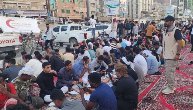 برعاية الهلال الأحمر الإماراتي.. تنظيم أطول مائدة إفطار صائم في المكلا
