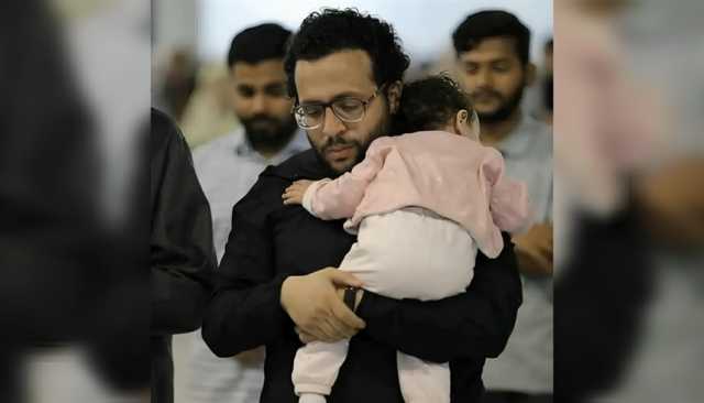 مصر.. أب يصلي التراويح حاملاً طفلته تصبح 'حديث المدينة'