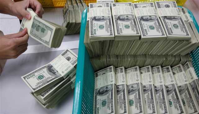 الدولار يسجل أدنى مستوى في 4 أشهر