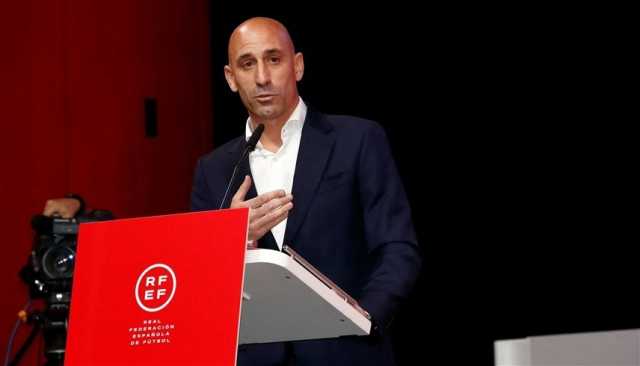 الاتحاد الإسباني يدعم رئيسه في 'فضيحة القبلة'