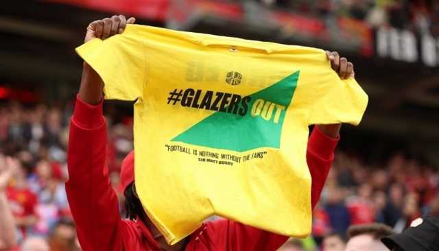 آلاف الجماهير تحتج على مالكي مانشستر يونايتد