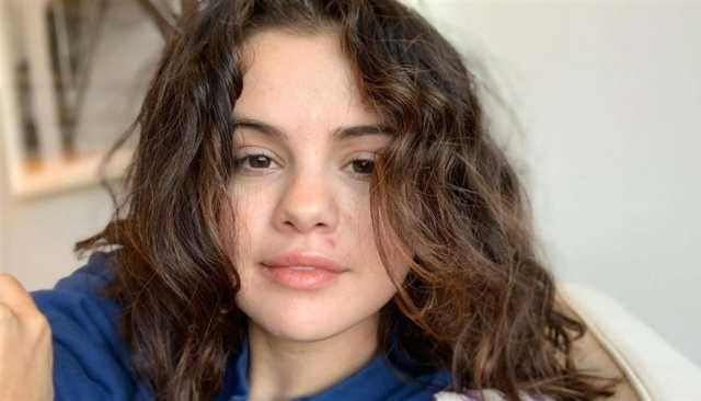 سيلينا غوميز تواجه المتنمرين بصورة 'طبيعية جداً'