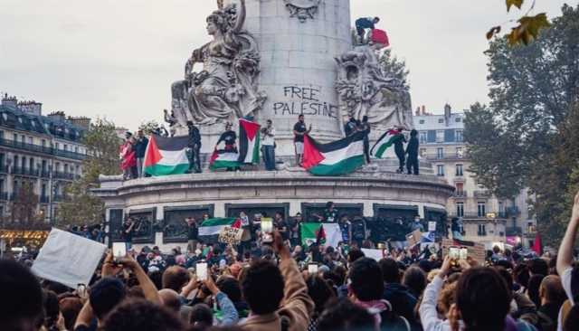 احتجاجاً على بيع أسحلة لإسرائيل.. مؤيدون للفلسطينيين يغلقون مداخل مصنع عسكري في بريطانيا