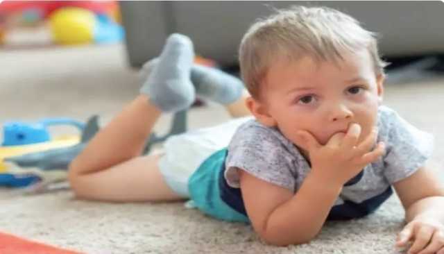 مرض نادر هو السبب وراء إصدار ورك الطفل صوت فرقعة