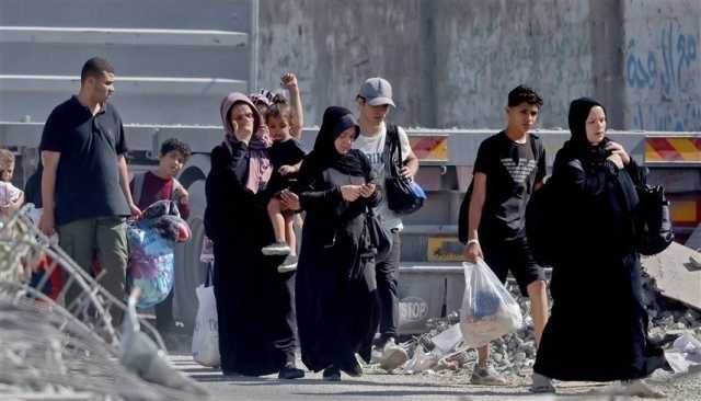 تقرير.. النقص الحاد في الغذاء والماء يدفع سكان غزة للنزوح بكثافة