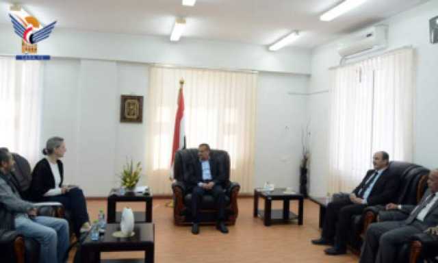 وزير النقل يؤكد تفاقم الوضع الإنساني بسبب الحصار المفروض على مطار صنعاء