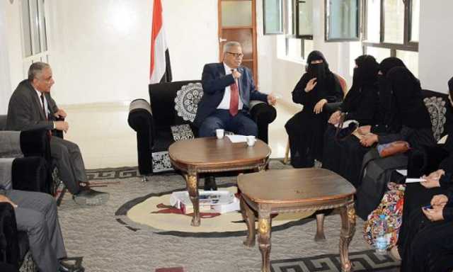 رئيس الوزراء يلتقى بمجموعة من شريحة الصم والبكم