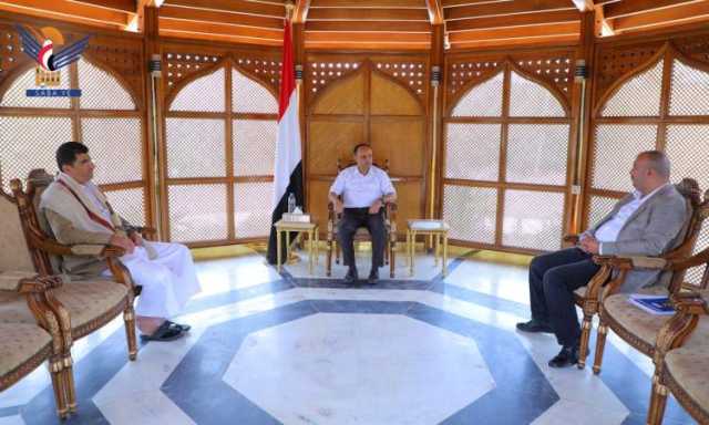 الرئيس المشاط يستعرض شؤون الأعمال والاستثمار مع نائب رئيس الوزراء ورئيس الغرفة التجارية