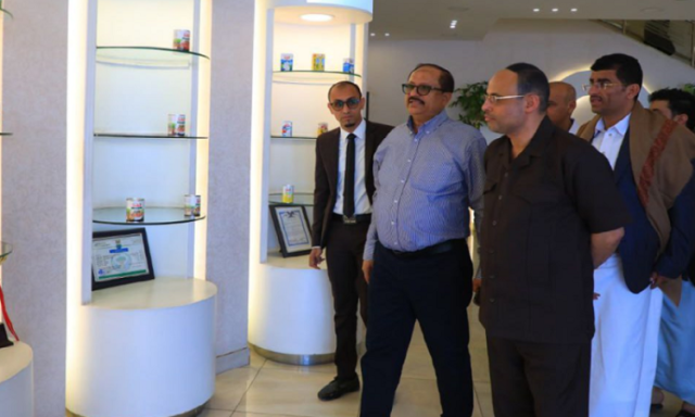 الرئيس المشاط يطلع على سير العمل بعدد من المصانع في الحوبان بتعز