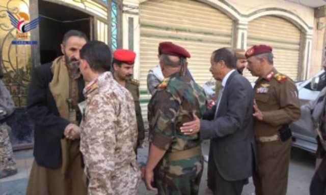عدد من رؤساء الدوائر بوزارة الدفاع يزورون أسر الشهداء بمديرية السبعين
