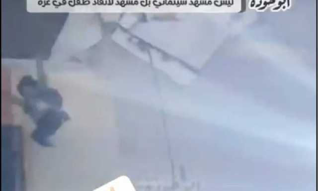 شاهد : في شجاعة اسطورية طفل غزاوي يقفز من الدور الرابع