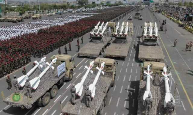 قائد الثورة  :هناك خطوات ملموسة في تطوير قدراتنا العسكرية