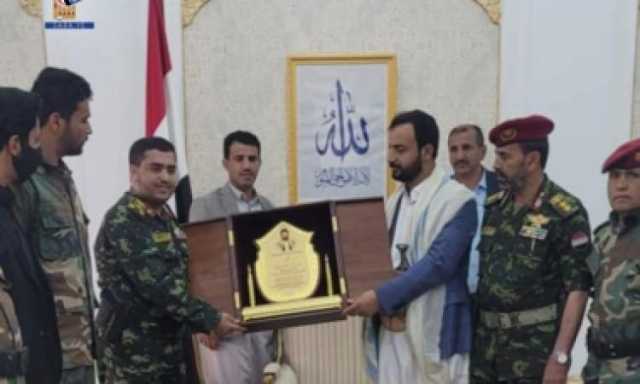 قيادة وضباط القصر الجمهوري يكرمون أسرتي الشهيد القائد والشهيد الرئيس الصماد