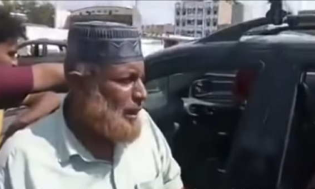 سائق باص يروي قصة مؤلمة لمسن في عدن
