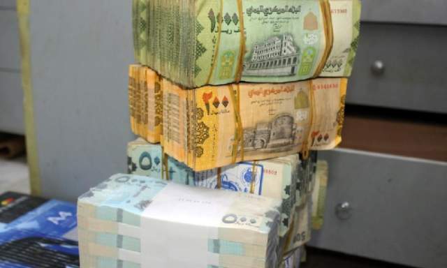 الدولار يتخطى حاجز 1700في عدن