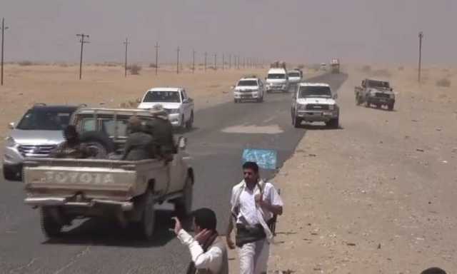 شاهد/ سيارات المسافرين مكدسة في الجوبة بعد منعهم من العبور الى مارب