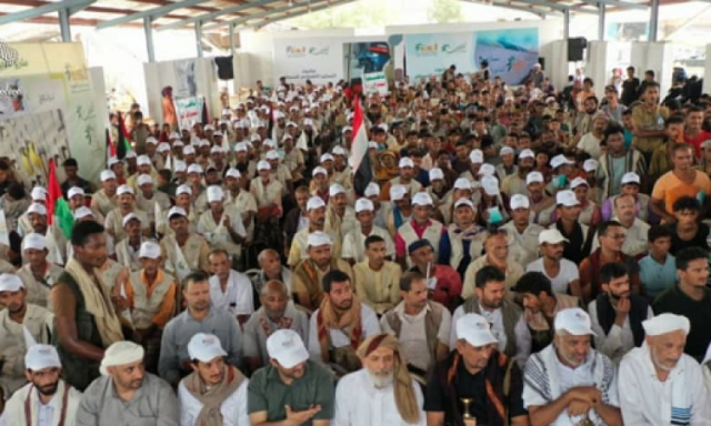 توزيع 160 قاربا لأسر الصيادين بمحافظة الحديدة