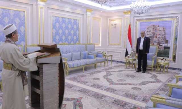 رئيس هيئة رفع المظالم يؤدي اليمين القانونية أمام الرئيس المشاط