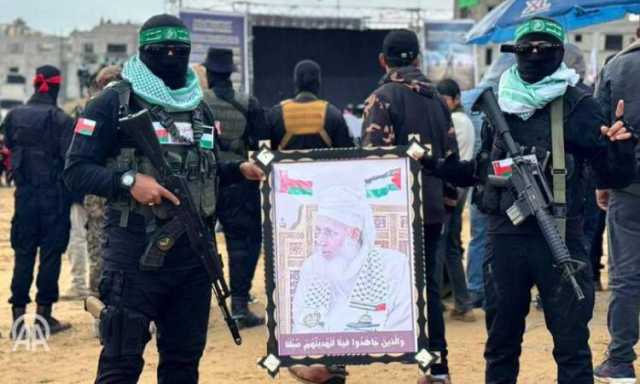 “القسام” يرفعون صور مفتي عمان خلال تسليم جثامين الصهاينة