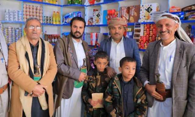 تكريم المواطن صلاح مجاهد بصعدة لصموده أمام الغارات الأمريكية