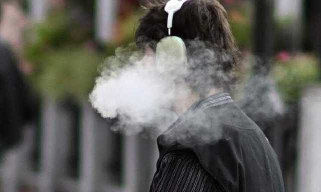 خبير أورام يحذر من السجائر الإلكترونية