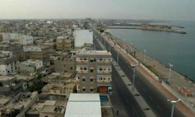 استشهاد واصابة خمسة باستهداف العدوان الأمريكي مؤسسة المياة بالمنصورة في الحديدة