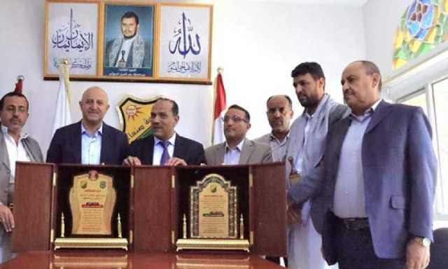إجراء دور استلام وتسليم بين رئيسي جامعة صنعاء السلف والخلف
