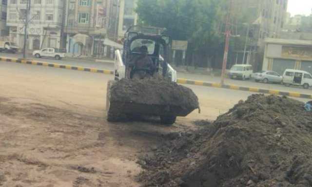 بتوجيهات من المحافظ.. حملة لتنظيف وصيانة مجاري السيول في تعز