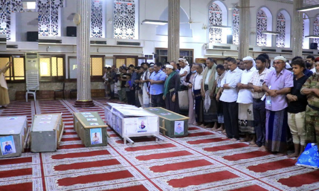 تشييع شهداء مجزرة العدو الأمريكي في رأس عيسى من العاملين في شركة الغاز