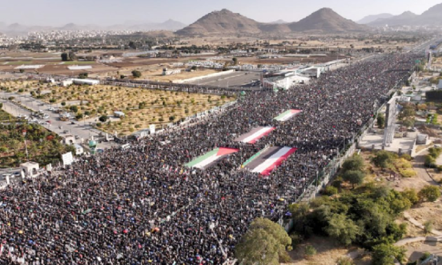 الحشود تتوافد الى ساحات مسيرات ثابتون مع غزة رغم أنف الامريكي وجرائمه