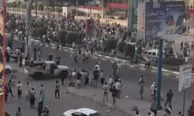 تظاهر الالاف في عدن احتجاجا على تردي الاوضاع والاحتلال