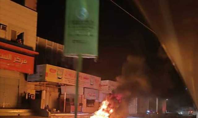 رغم حالة الطوارئ..محتجون يقطعون الشوارع في عدن