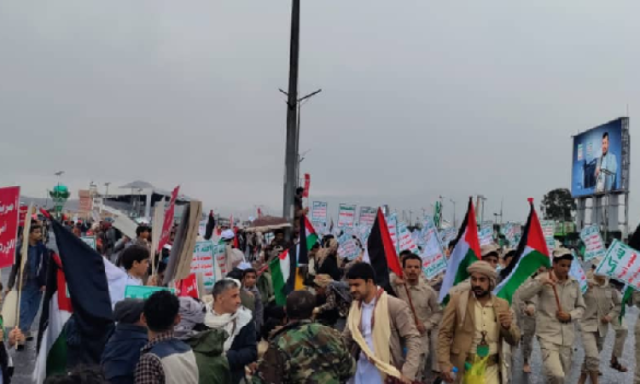 الحشود تتوافد للساحات بصنعاء والمحافظات للمشاركة في مسيرات نصرة غزة