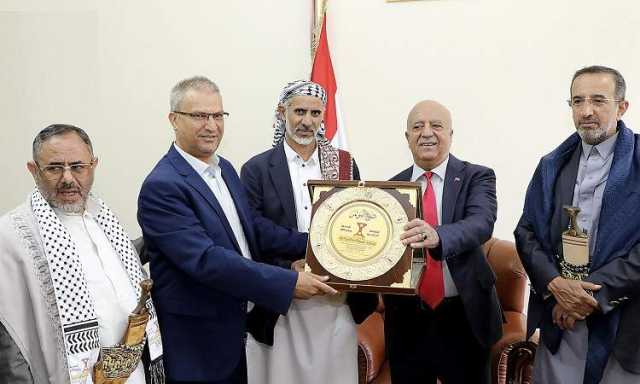 الرهوي يُكرّم عددًا من أعضاء اللجنة العليا للمؤتمر الـ3 فلسطين قضية الأمة المركزية