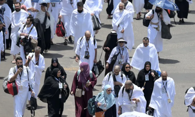 حجاج بيت الله يفدون إلى عرفة لأداء ركن الحج الأعظم