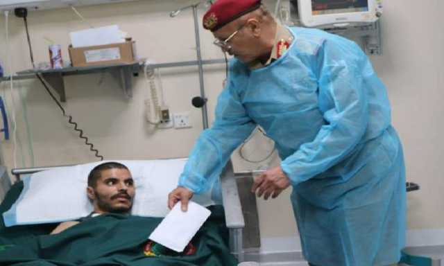 قيادات وزارة الدفاع تنفذ زيارات عيدية للجرحى والمرضى في ثاني أيام العيد