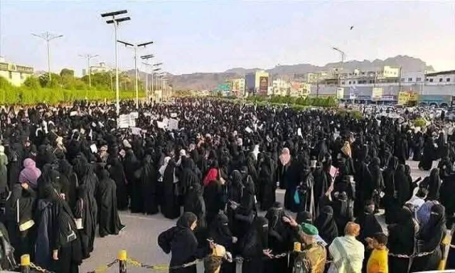 ثورة النساء .. تظاهرة في عدن  منددة بتدهور الأوضاع وانقطاع الكهرباء