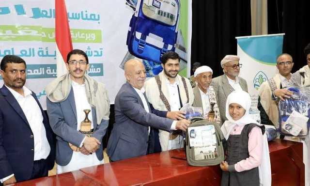 الرهوي يدّشن مشروع الحقيبة المدرسية لأبناء الشهداء والمفقودين